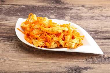 Havuçlu ve baharatlı Kore soya kuşkonmazı.