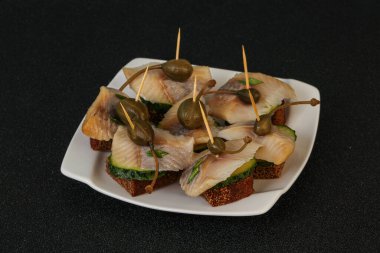 Ringa fileto kanepe aperatifi, yabanmersini ve salatalık.