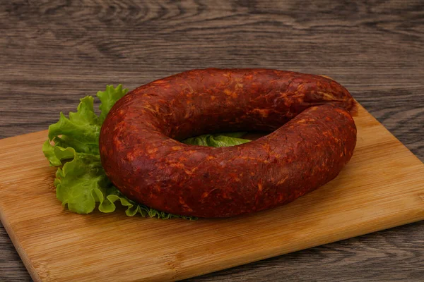 Krakowska Wurst Über Dem Brett Mit Kräutern Und Gewürzen — Stockfoto