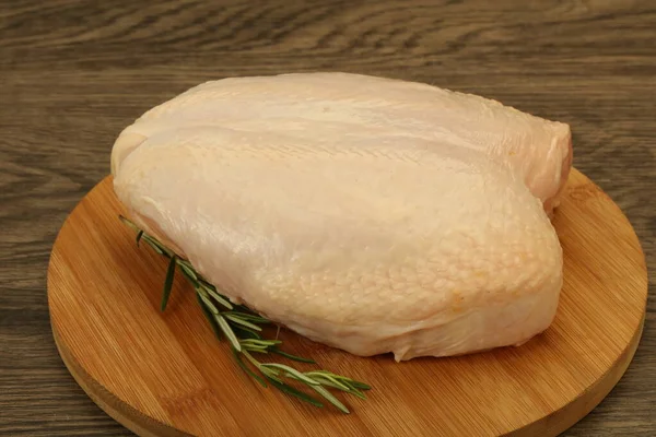 Poitrine Poulet Entière Crue Avec Peau Servie Romarin — Photo