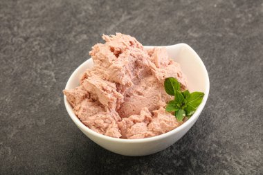 Karaciğer ezmesi kasede fesleğen yaprağı servis edilir.