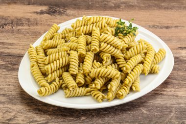 Pesto soslu İtalyan makarnası.