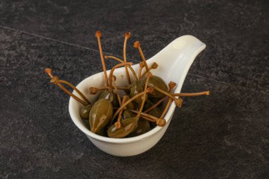 Lezzetli kapari meyveleri kasede 