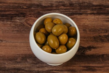 Kavanozda yeşil zeytin turşusu