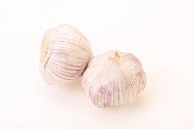 Taze ve lezzetli sarımsak izole edilmiş.