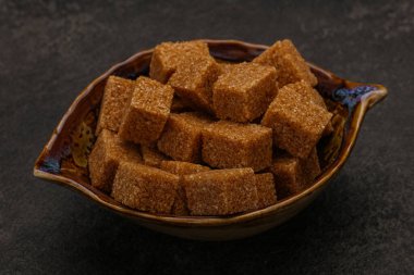 Kahverengi baston şeker yavruları kasede