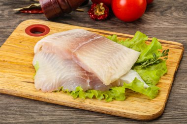 Pişirmek için çiğ pangasius fileto balığı.