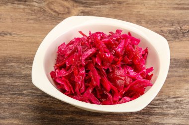 Kasede pancar kökü olan marine edilmiş kırmızı lahana.