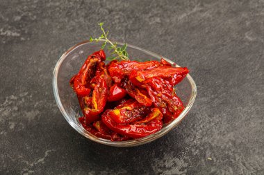 Zeytinyağlı, güneşte kurutulmuş domates, otlar ve baharatlar.