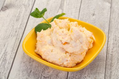 Nane yaprağı servis edilmiş kayısı ile kaymak.