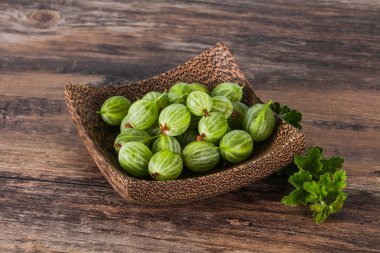 Yapraklı taze, yeşil, tatlı bektaşi üzümü.