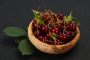 Yapraklarla dolu olgun kiraz yığını