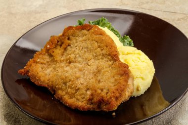 Kızarmış tavuk göğsü şnitzel ve patates püresi.