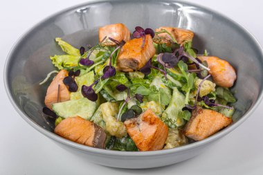 Kızarmış somon ve sebzeli lezzetli salata.