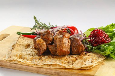 Domuz eti shashlik salata ve biberiye servis etti.