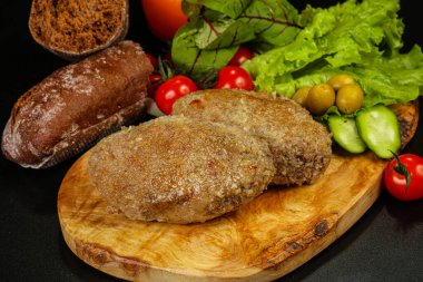 Ev yapımı pirzola ve kıyma.