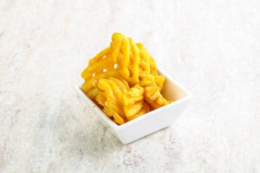 Lezzetli kızarmış patates dilimi kasede