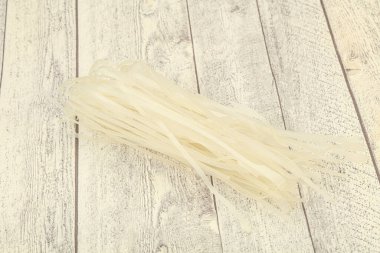 Kuru pirinç eriştesi pişirmeye hazır.