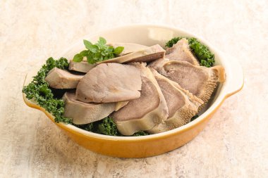 Dilimlenmiş domuz dili aperatifi. Fesleğen servis edildi.