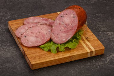 Baharatlı ve otlu füme jambon.