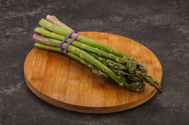 Vejetaryen mutfağı - Pişirmek için çiğ kuşkonmaz yığını