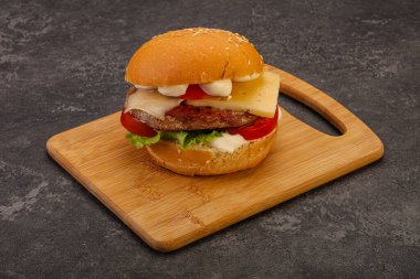 Lezzetli burger, ton balığı ve peynirli.