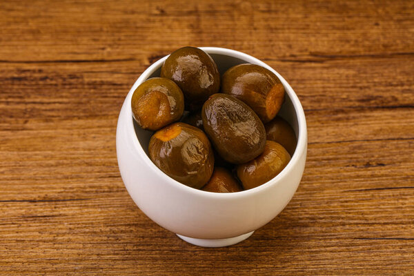 Маринованные фрукты фейхоа в миске