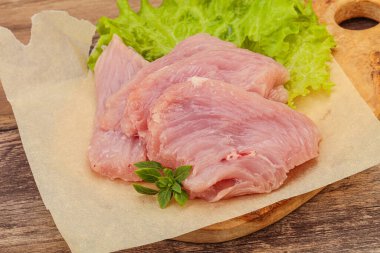 Pişirmek için çiğ hindi göğsü biftek.