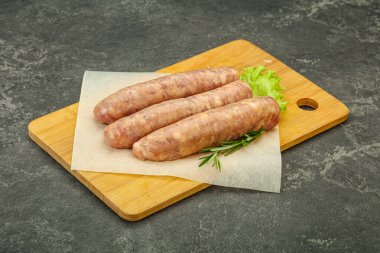 Biberiyeli ızgara için çiğ domuz eti sosisi.