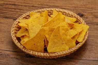 Meksika mısır cipsi üçgen yığını.