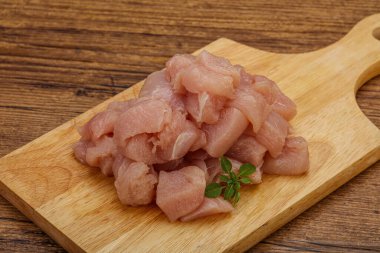 Pişirmek için çiğ tavuk göğsü.