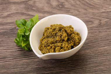 Fesleğen ve sedir fıstıklı yeşil sos sosu.