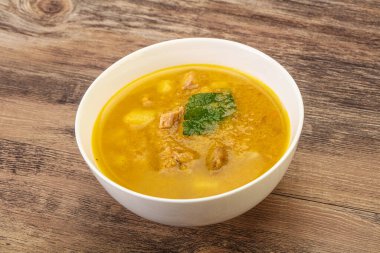 Füme et ve sebzeli bezelye çorbası.