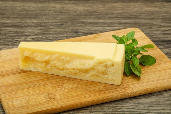 Parmigiano Stagionato Servito Con Foglie Basilico — Foto Stock