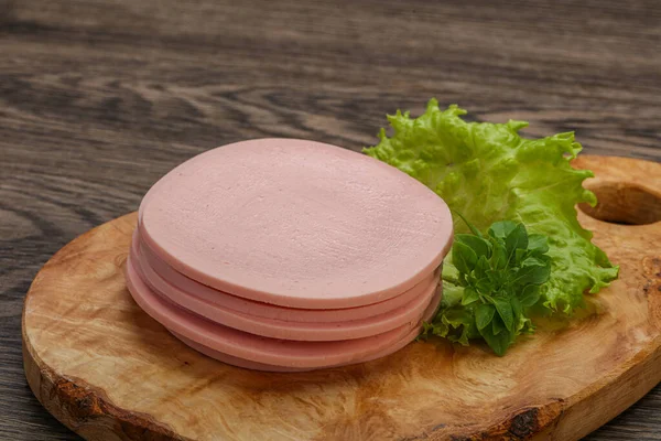 돼지고기 소시지를 바질로 내놓았다 — 스톡 사진