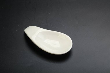 Siyahın üzerine servis için beyaz leke.