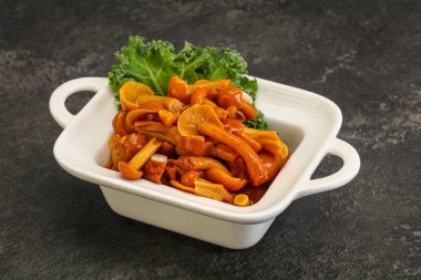 Terbiye edilmiş mantar. Kasede küçük bal aromalı.