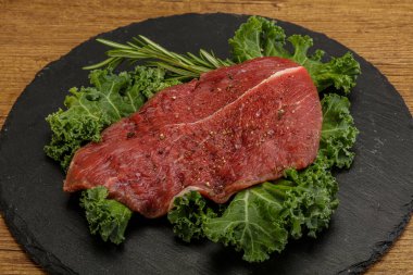 Baharatlı ızgara için çiğ biftek.