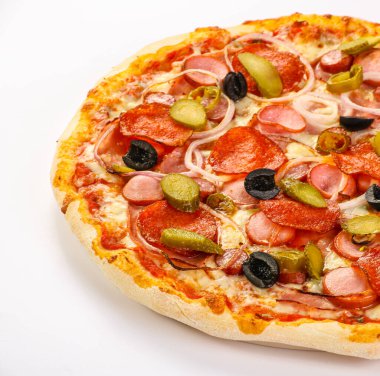 Sosis ve sebzeli İtalyan geleneksel pizzası.