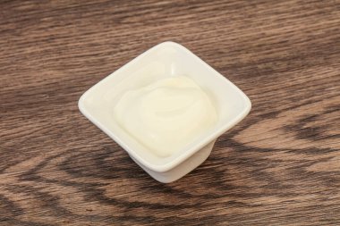 Süt ekşi krema kasede