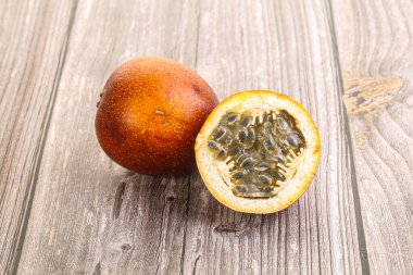 Dilimlenmiş tropik tatlı ve sulu Tutku meyvesi