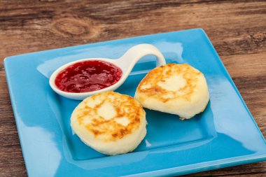 Kahvaltıda çilek reçelli süzme peynirli krep.