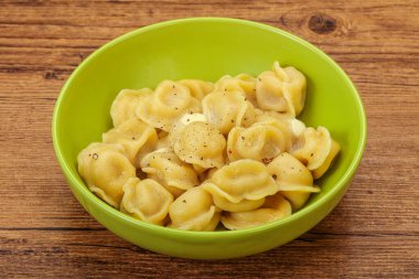 Et ve baharatlı Rus geleneksel hamur tatlısı.