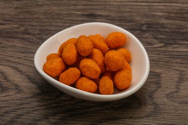 Baharatlı bbq fıstık yığını kasede