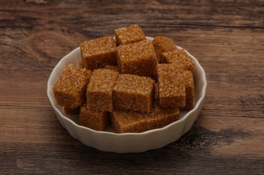 Kahverengi baston şeker yavruları kasede