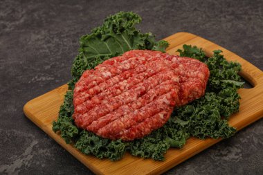 Izgara için çiğ sığır eti pirzolası.