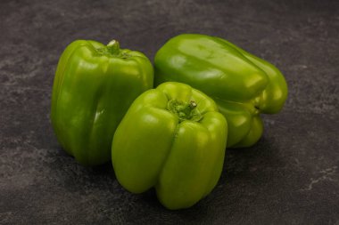 Yeşil tatlı dolmalık biber yığını 