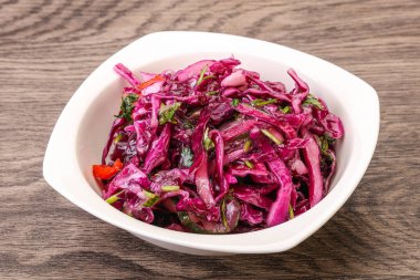 Bitki ve baharatlı kırmızı lahana turşusu