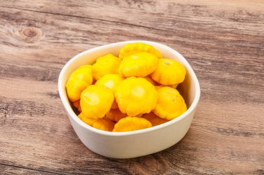 Kasede marine edilmiş bebek pastaları var.