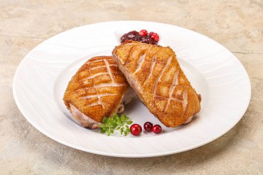 Kızarmış ördek göğsü ve çilek sosu. 